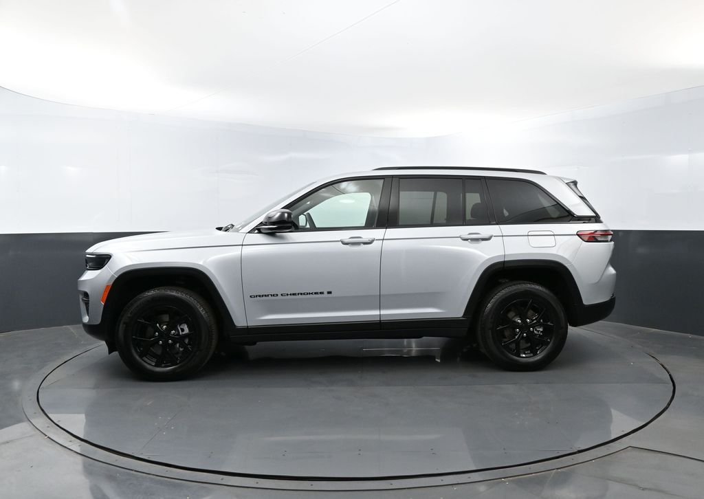 Used 2025 Silver Zynith Jeep Altitude image 27