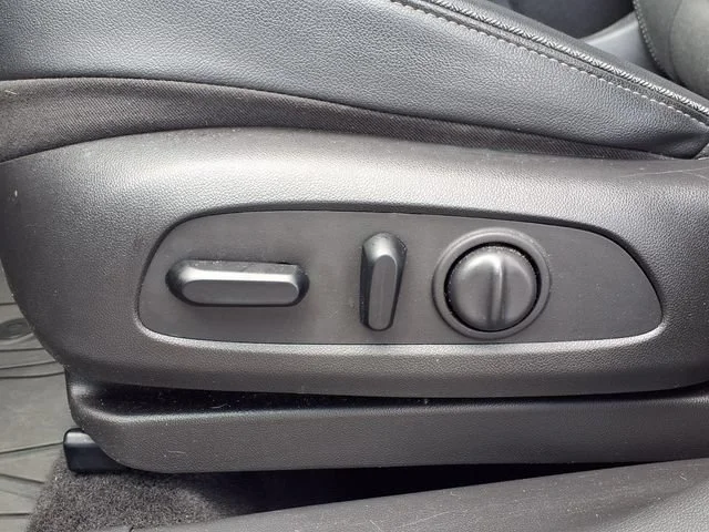 Used 2021 SUMMIT WHITE Buick Select image 18