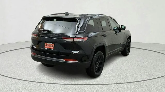 New 2026 Diamond Black Crystal Pearl-Coat Exterior Paint Jeep Laredo Altitude image 9