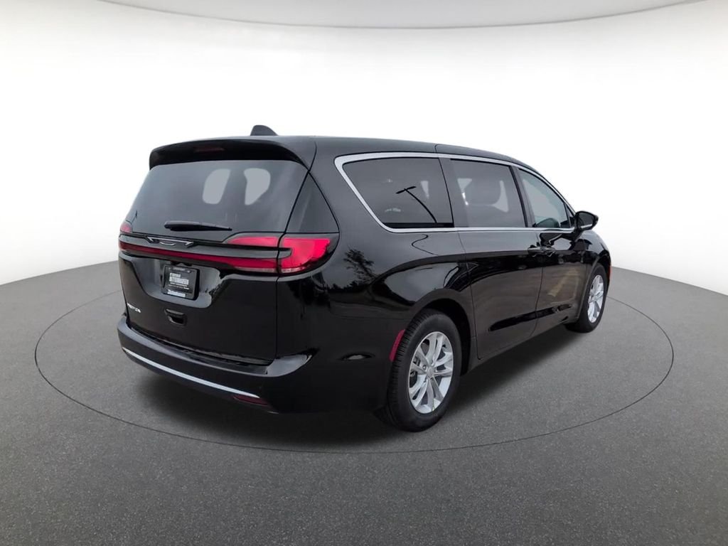 New 2027 Diamond Black Crystal Pearl-Coat Paint Chrysler Select image 6