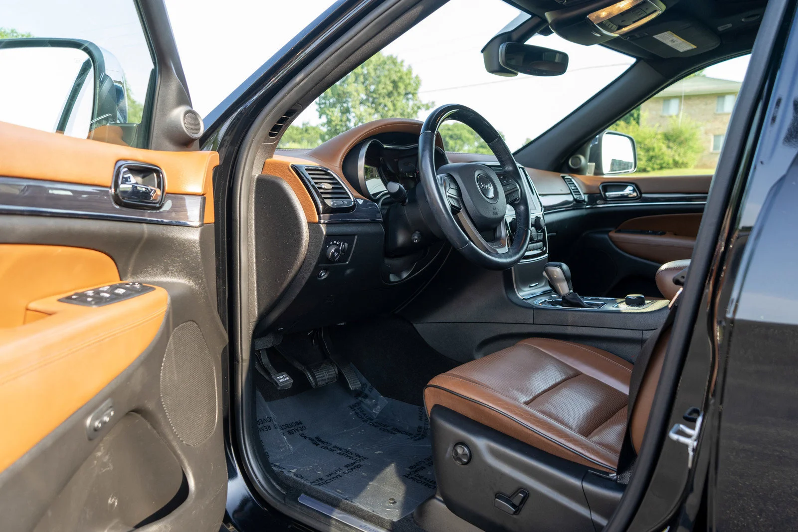 Used 2020 Diamond Black Crystal Pearlcoat Jeep Overland image 15