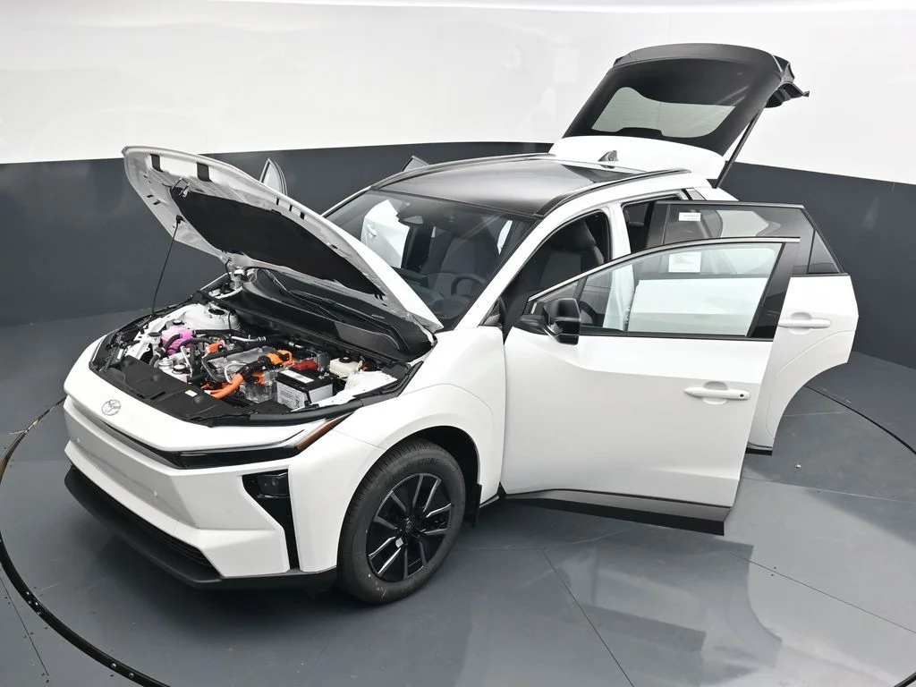 New 2026 Wind Chill Pearl <sup>1</sup> Toyota  XLE image 37