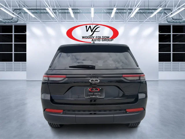 Used 2025 Black Jeep Altitude X image 4