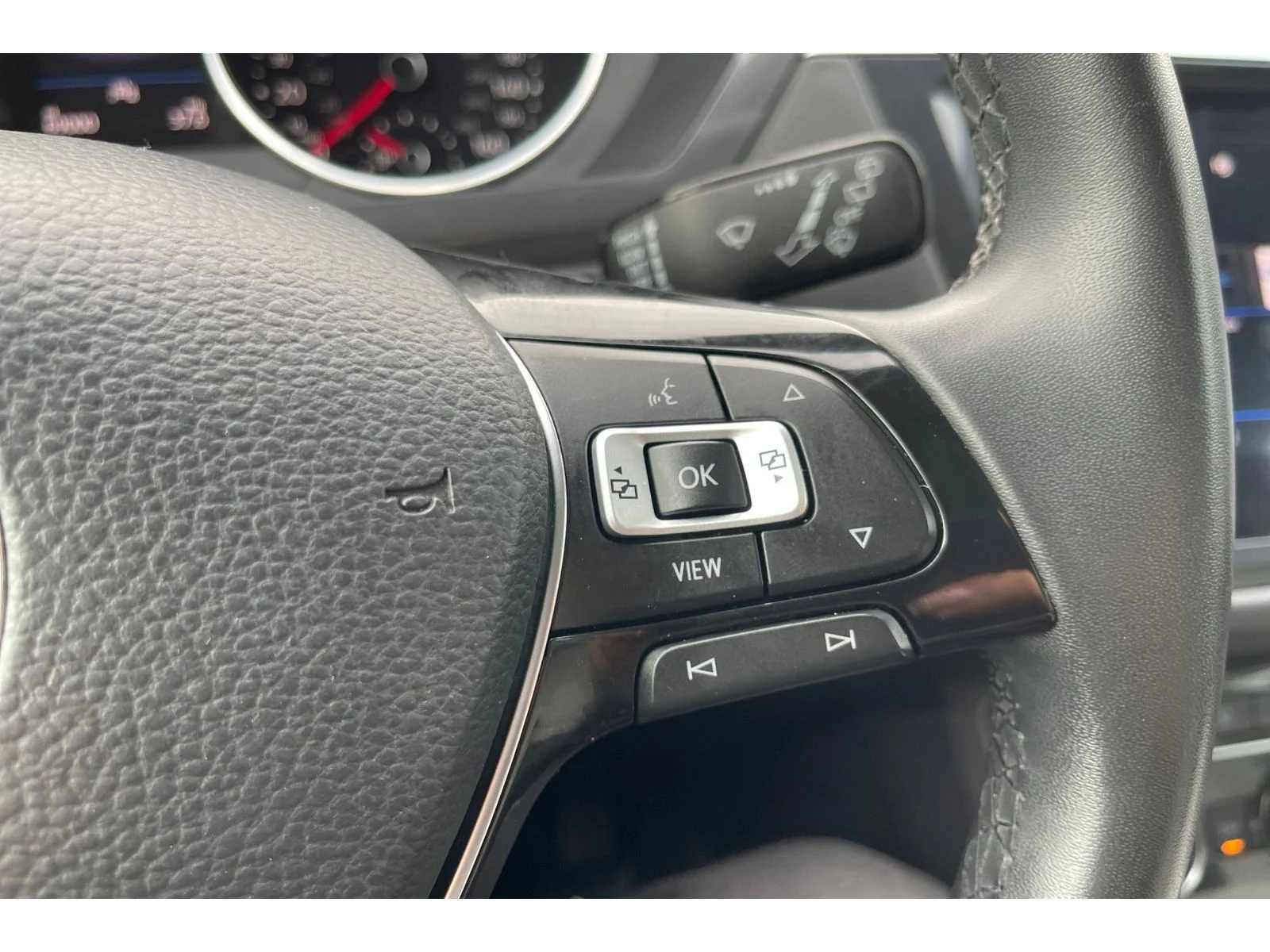 Used 2020 Platinum Gray Metallic Volkswagen SE image 35