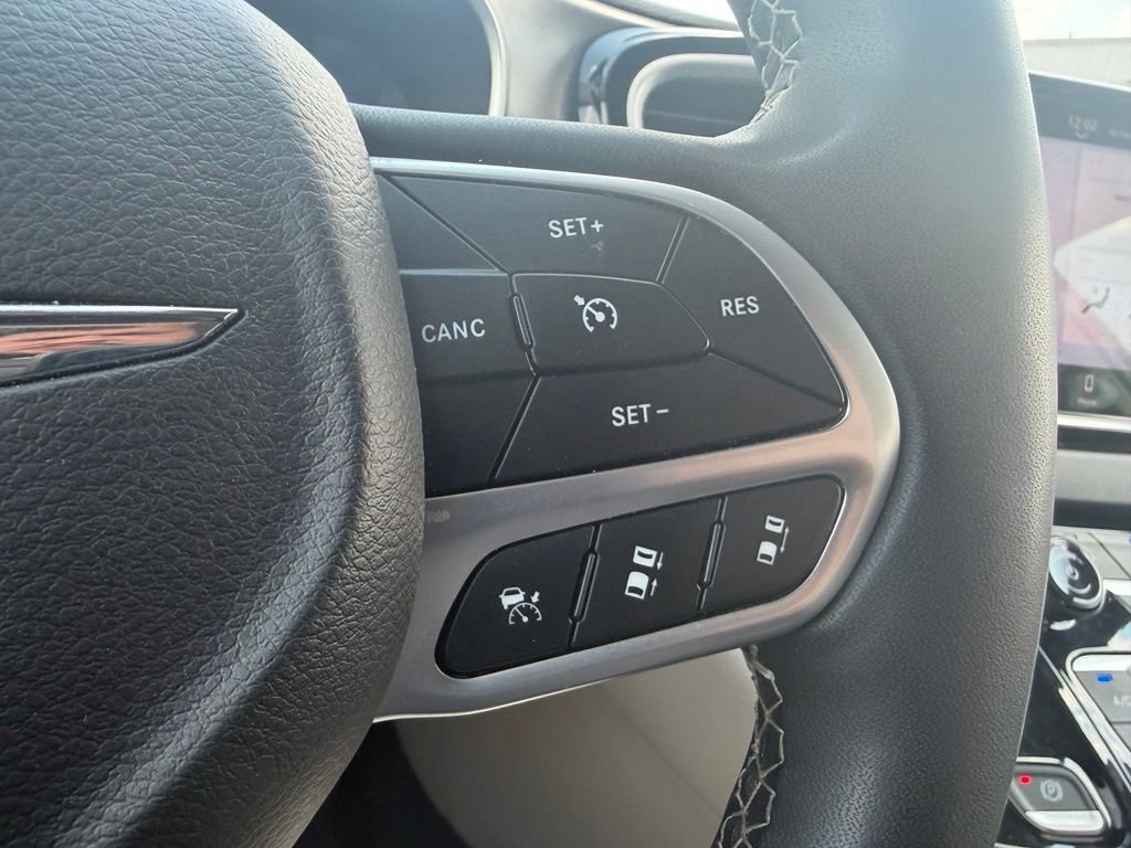 Used 2023 White Chrysler Touring L image 17