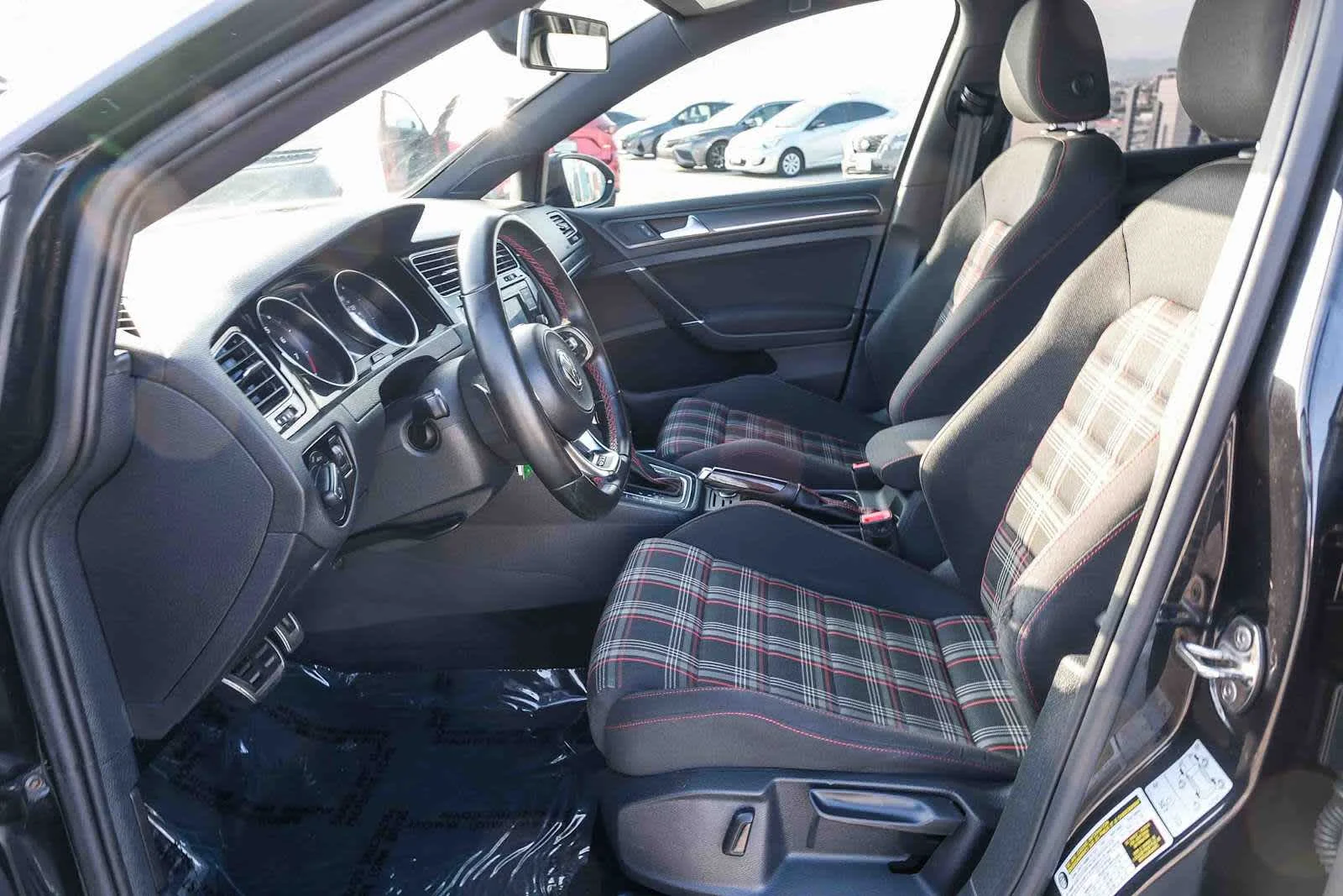 Used 2018 Deep Black Pearl Metallic Volkswagen S image 19