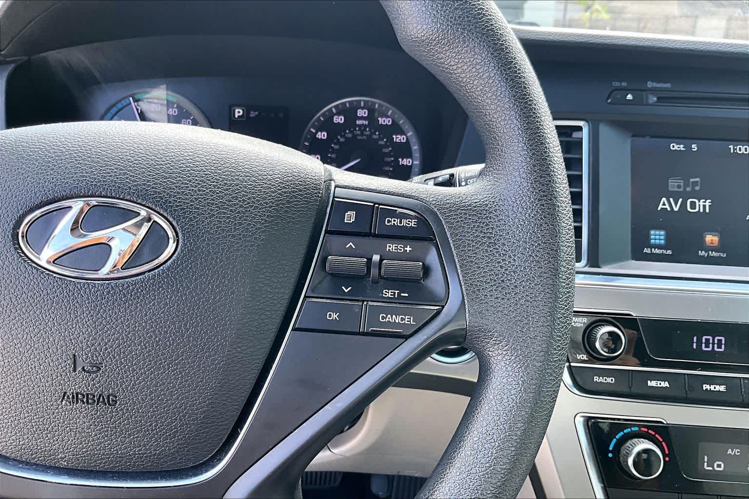 Used 2017 Metropolis Gray Hyundai SE image 23