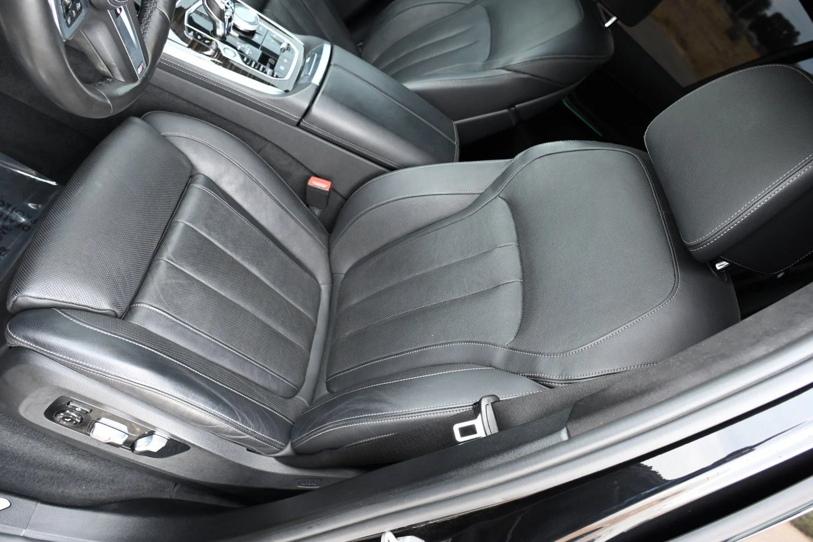 Used 2021 Black Sapphire Metallic BMW M50i image 11