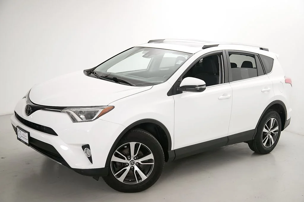 Used 2018 White Toyota XLE image 3