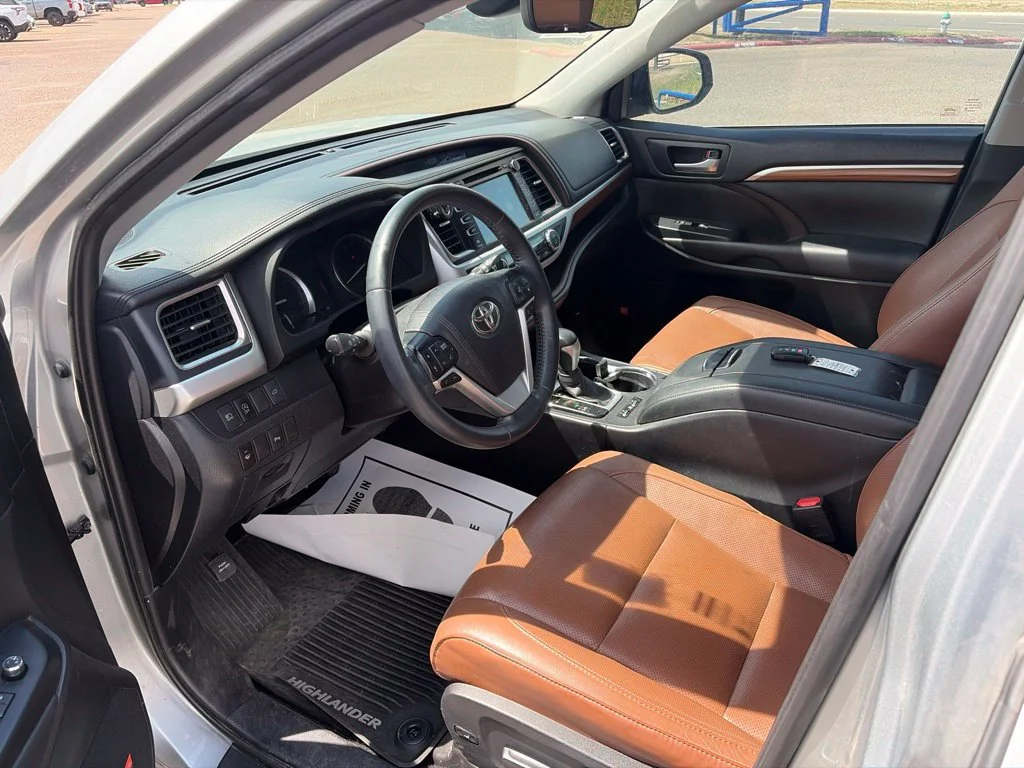 Used 2019  Toyota Limited image 9