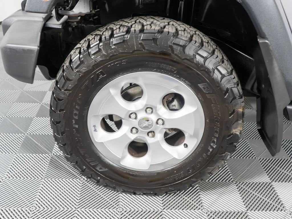 Used 2017 Silver Jeep Unlimited Sport image 23