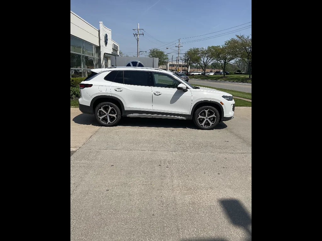 New 2026 Pure White Volkswagen SE 4Motion image 3