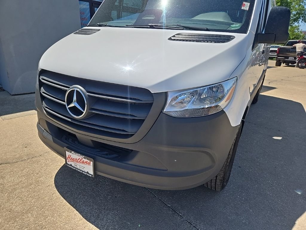 Used 2025  Mercedes-Benz Cargo 144 WB image 14