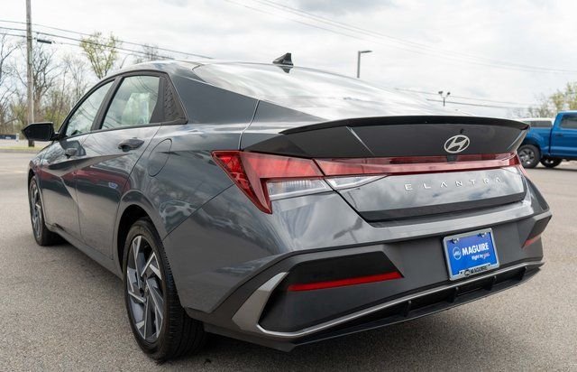 Used 2025 Gray Hyundai SEL Sport image 8