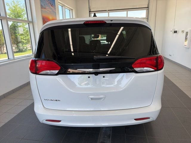 Used 2023 White Chrysler LX image 4