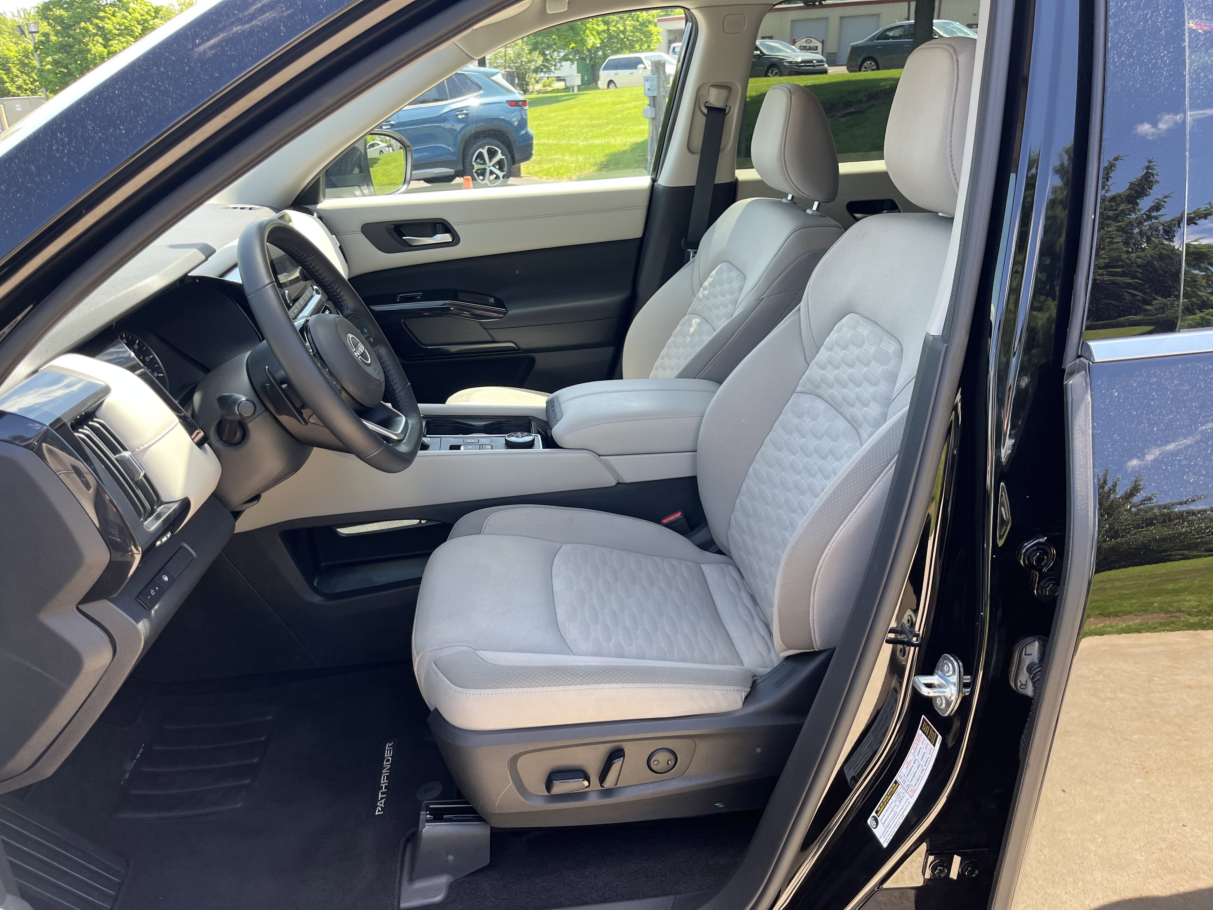 Used 2022 Super Black Nissan SV image 15