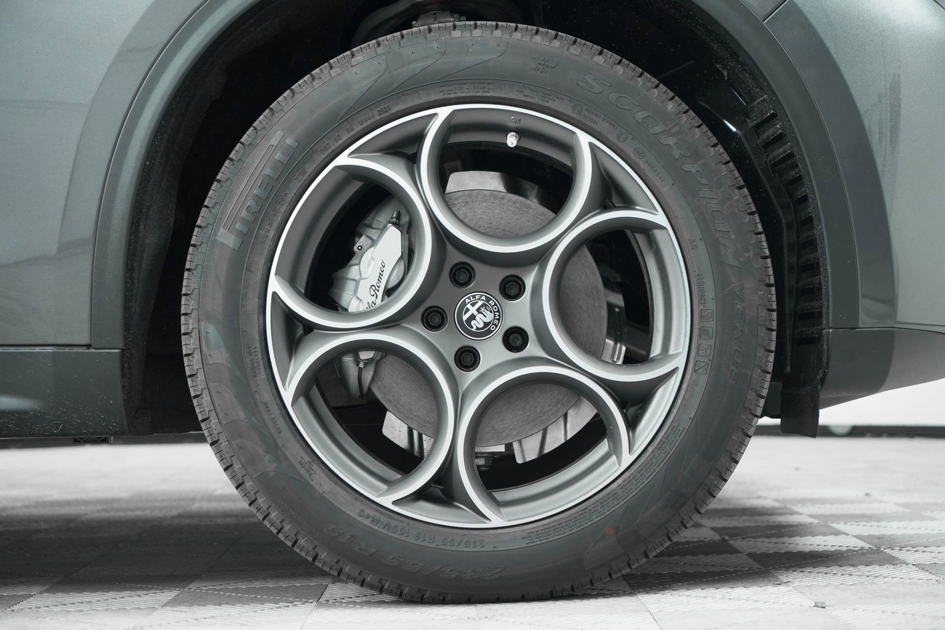 New 2025 Vesuvio Gray Metallic Exterior Paint Alfa Romeo Base image 9