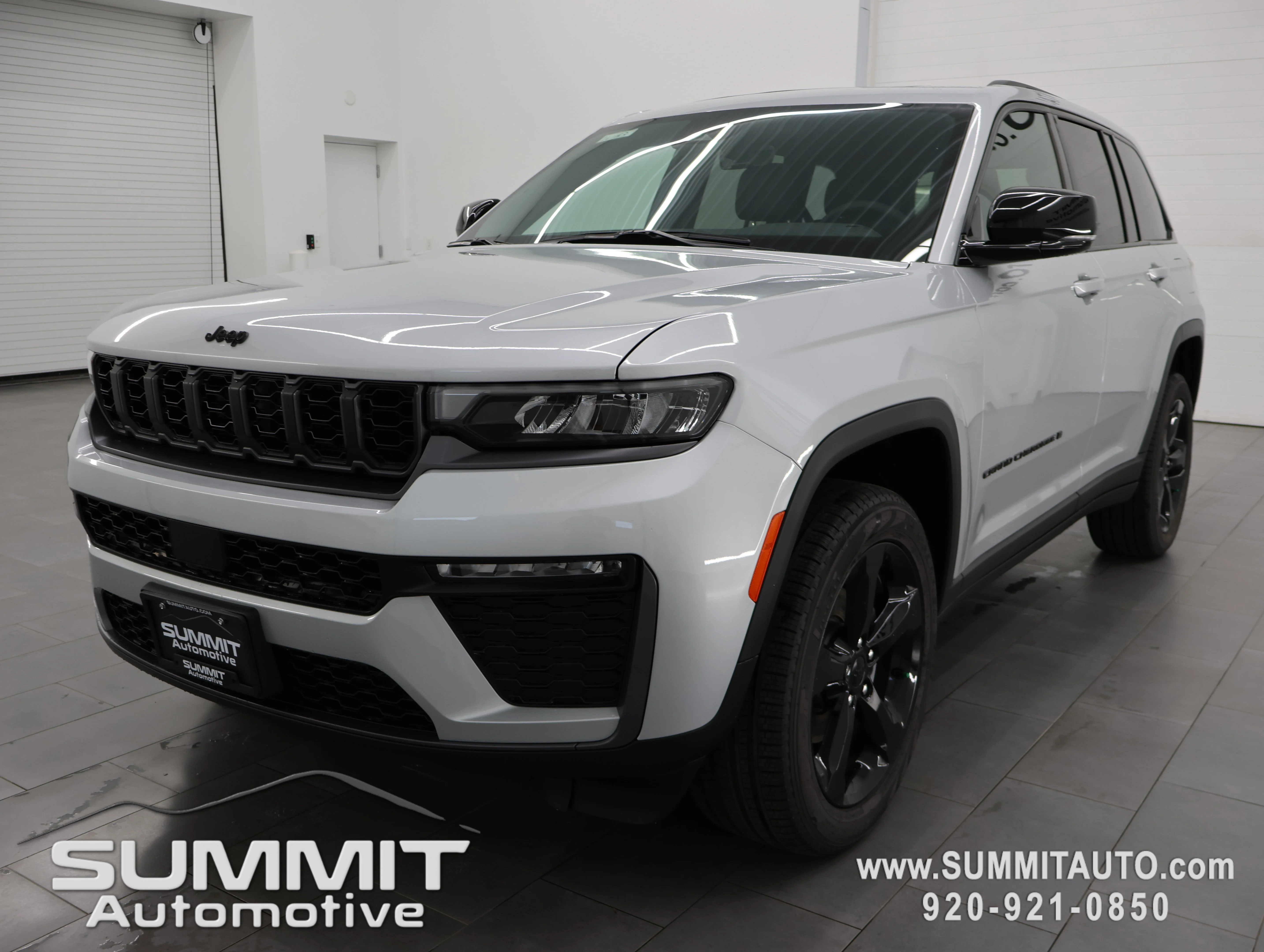 New 2026 Silver Zynith Exterior Paint Jeep Limited image 7