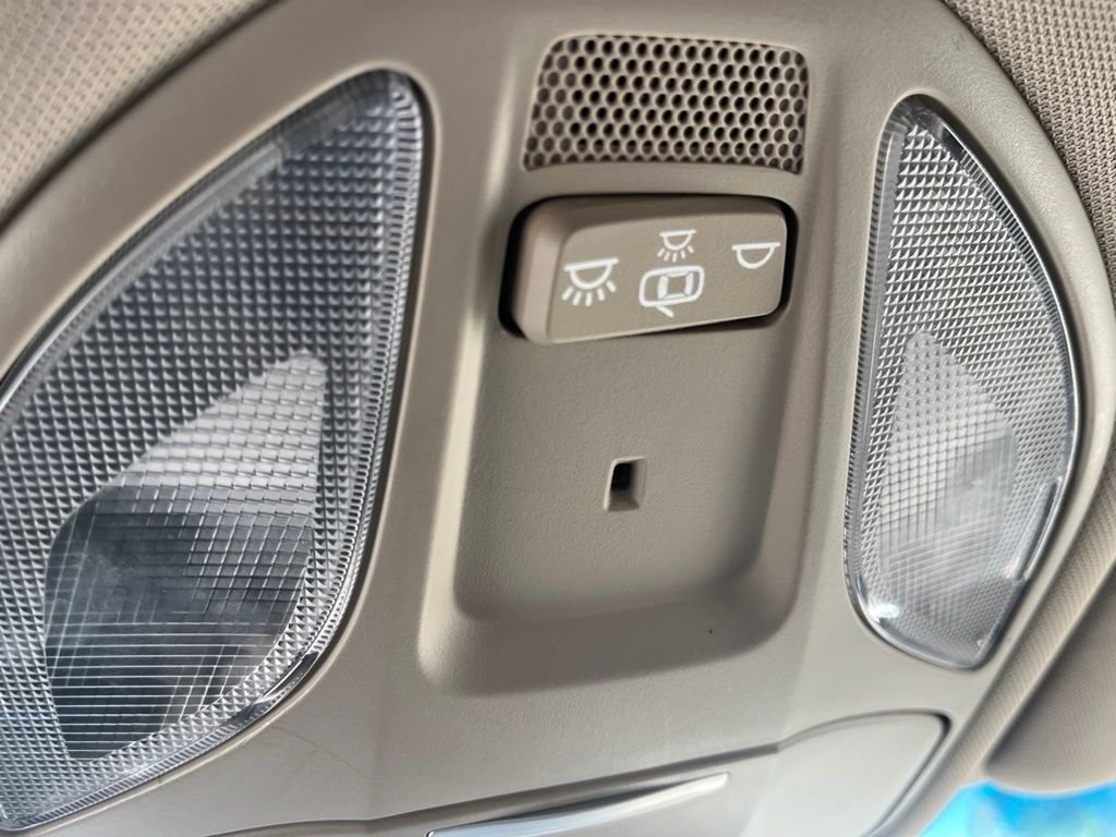 Used 2017 White Hyundai 2.4 image 22