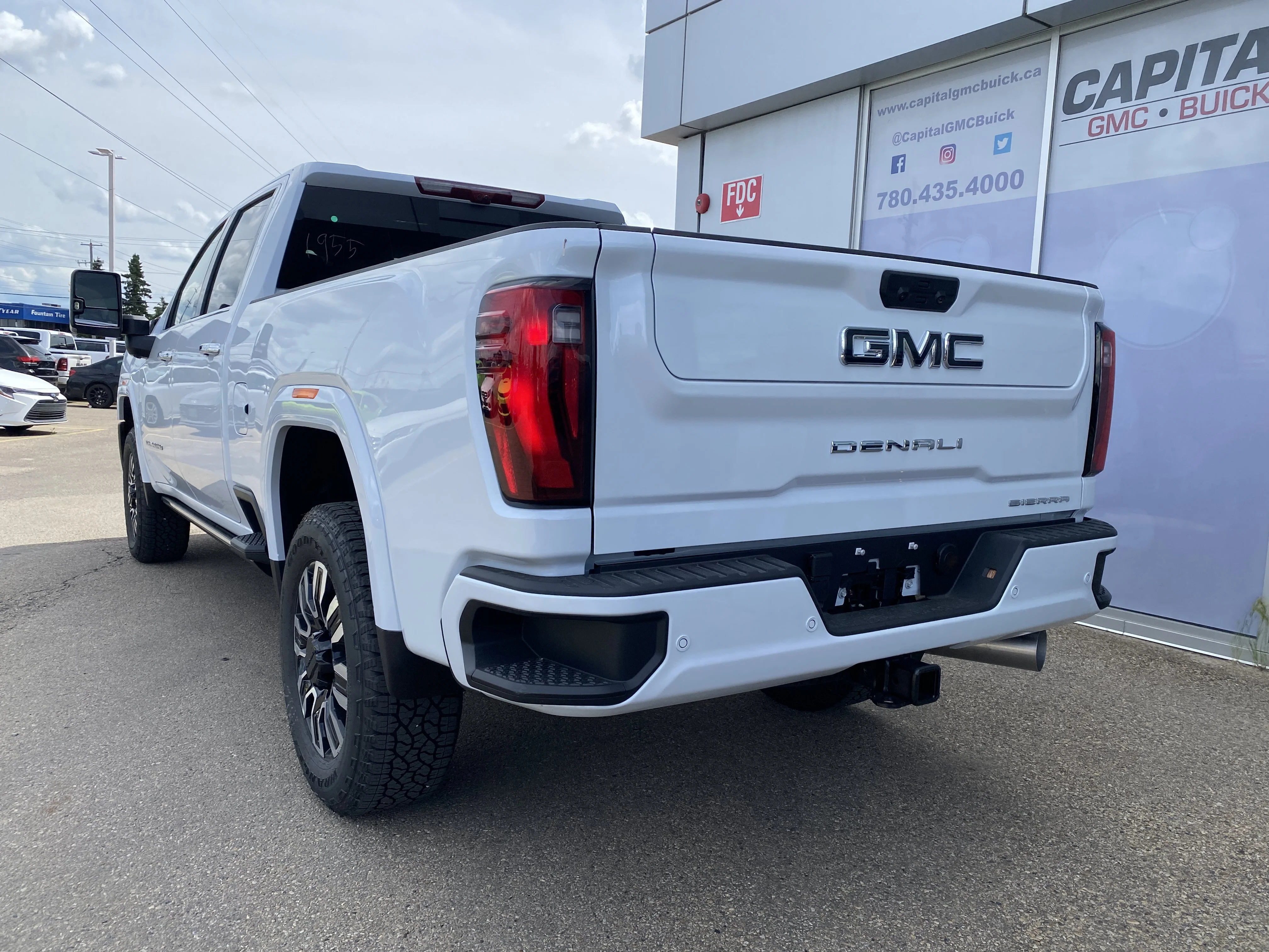 New 2026 GLACIER WHITE TRICOAT GMC Denali Ultimate image 4
