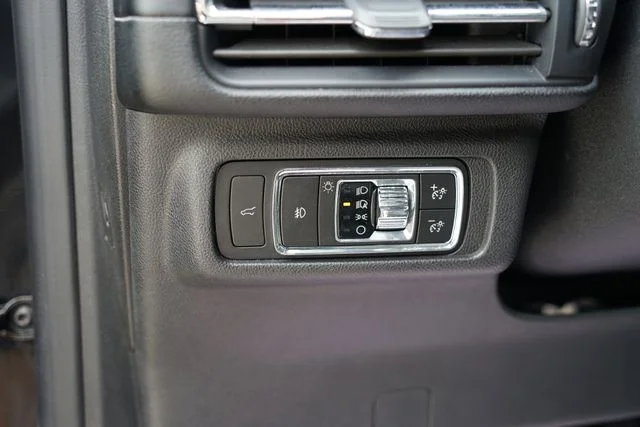 Used 2020 Black Lincoln Reserve image 13