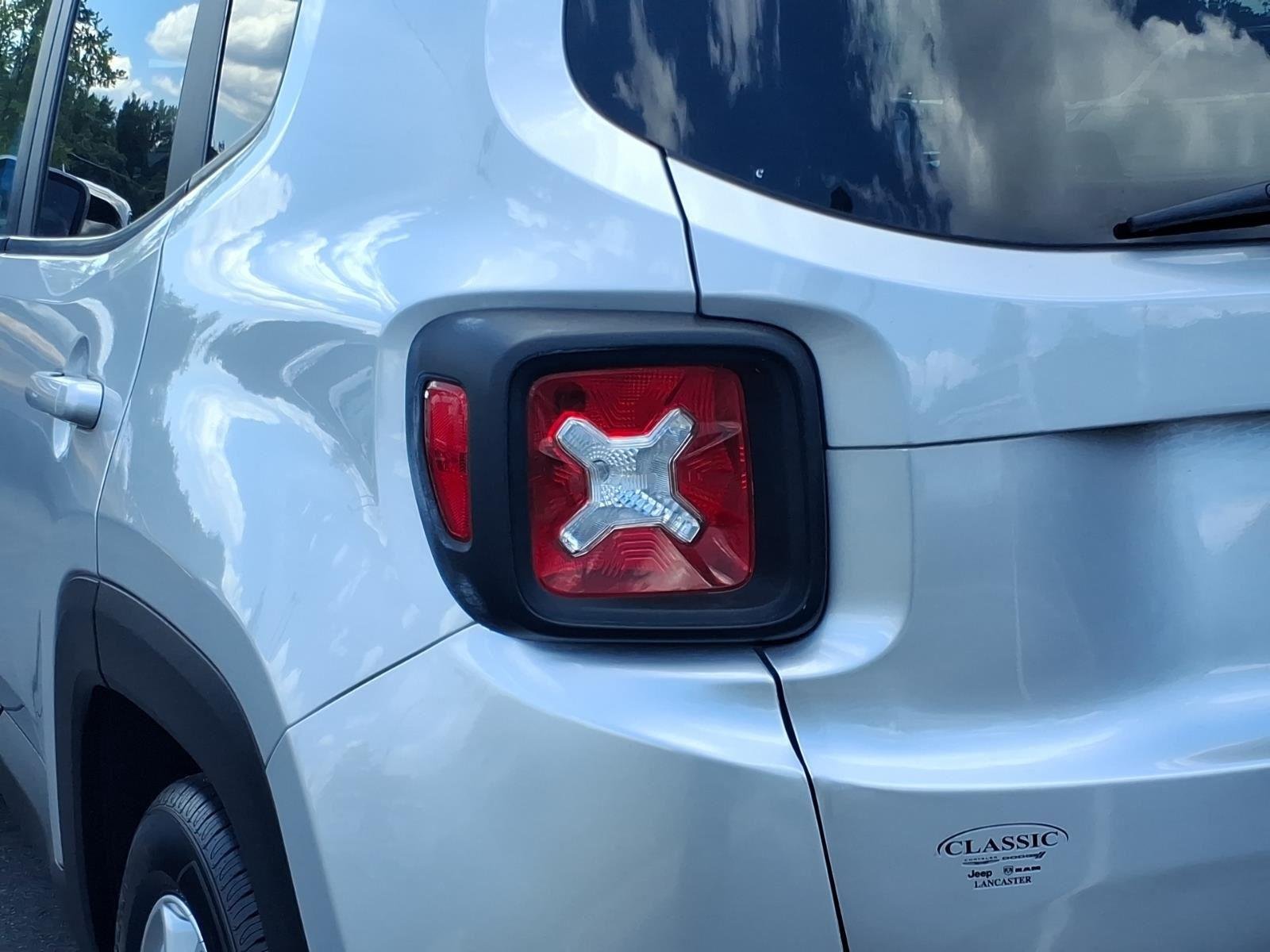 Used 2019 Glacier Metallic Clearcoat Jeep Latitude image 17