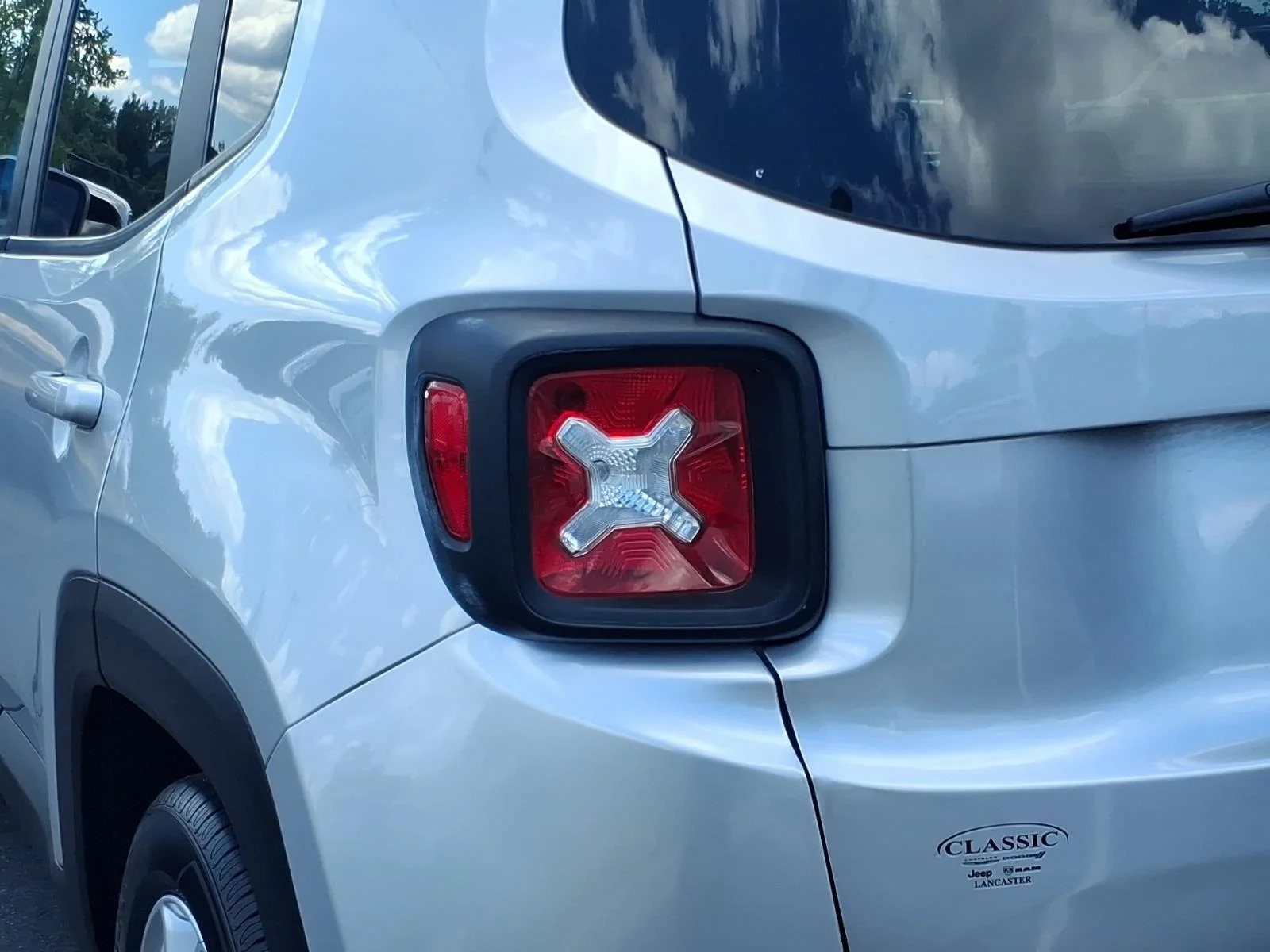 Used 2019 Glacier Metallic Clearcoat Jeep Latitude image 17