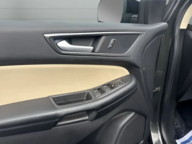 Used 2022 Green Ford SE image 9