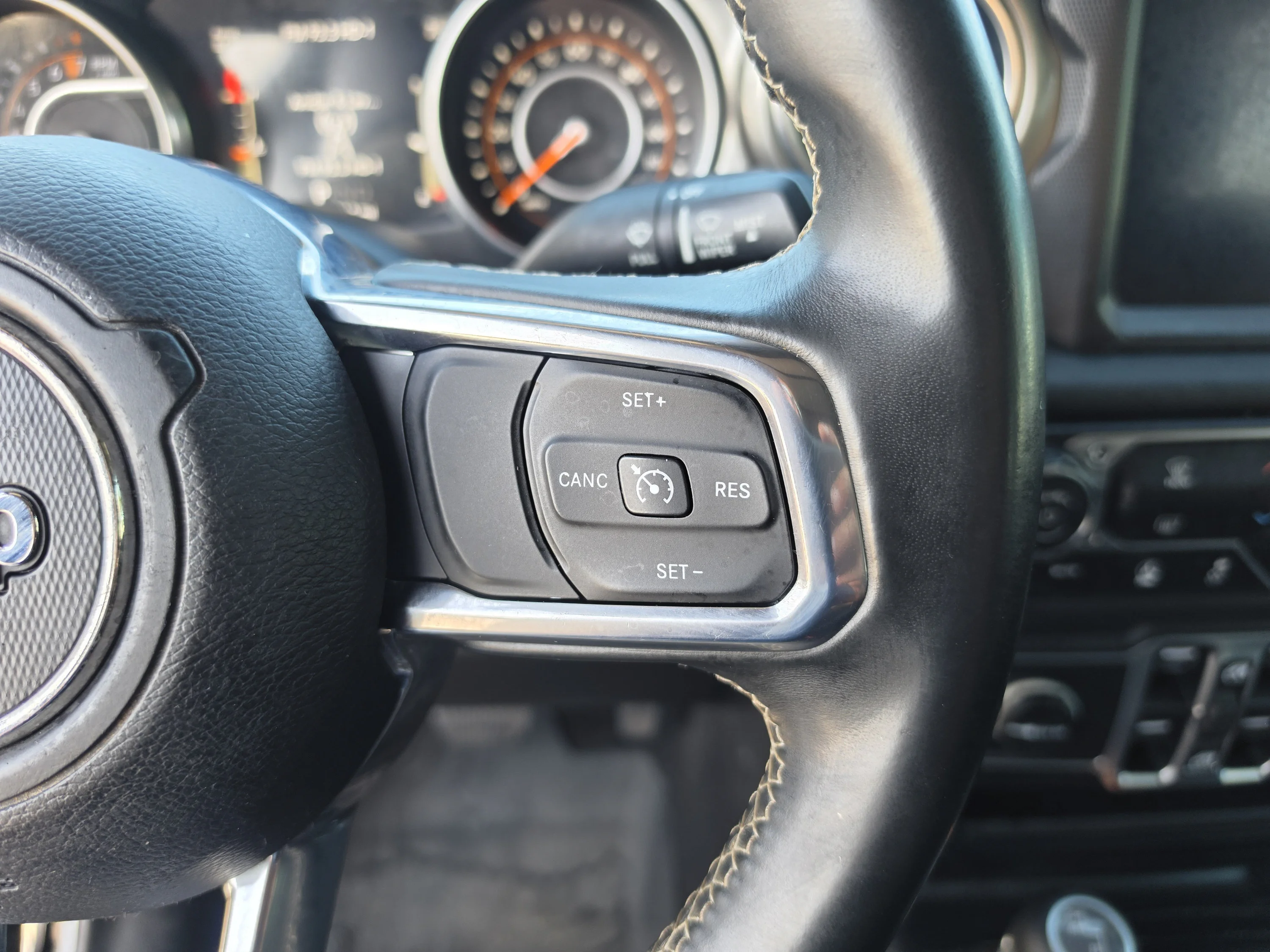 Used 2018 Granite Crystal Metallic Clearcoat Jeep Sahara image 33