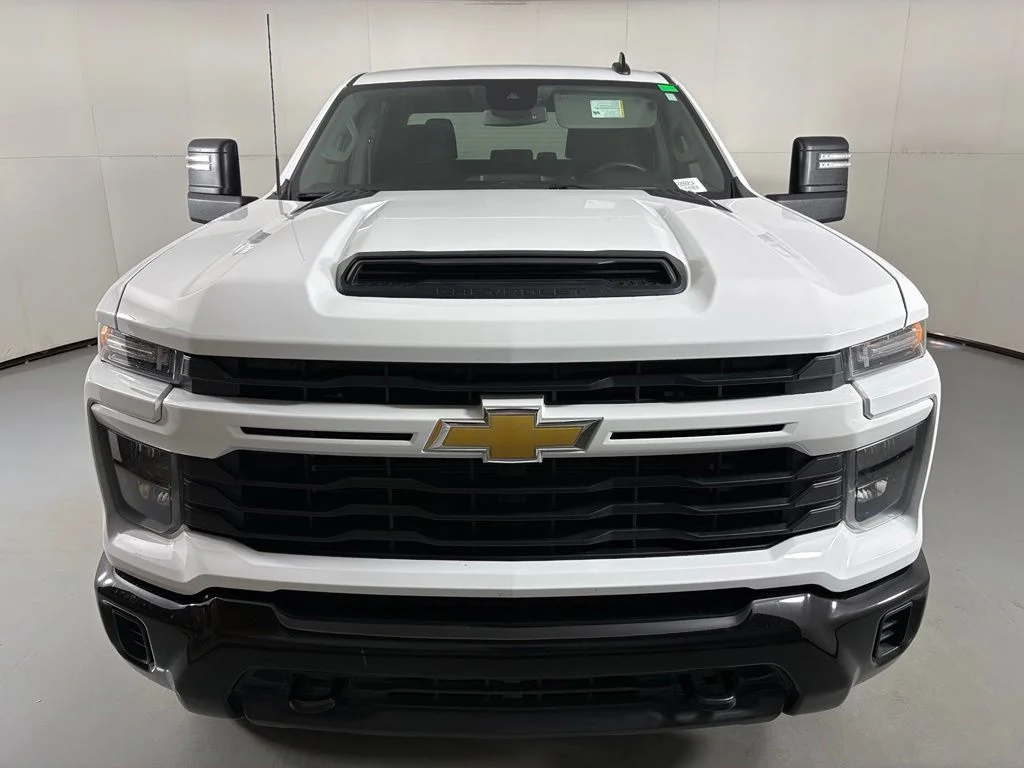 Used 2024 White Chevrolet Custom image 3