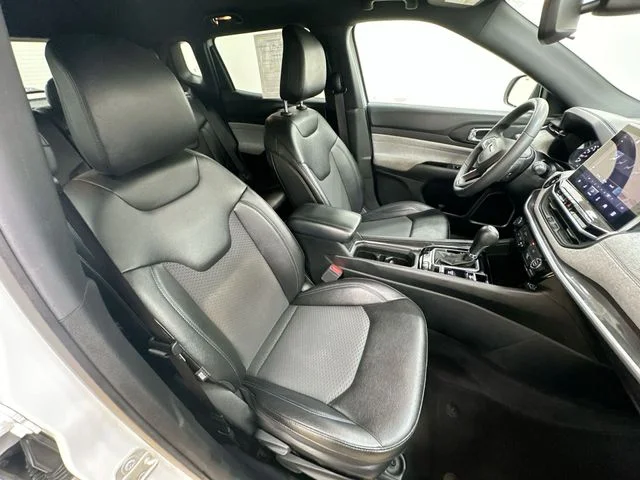 Used 2024 White Jeep Latitude image 25