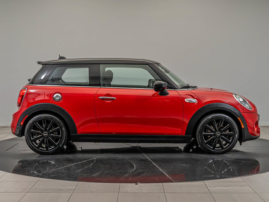 Used 2021 Chili Red MINI Signature image 4