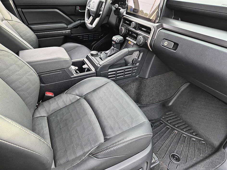 Used 2025 Cutting Edge Toyota SR5 image 36