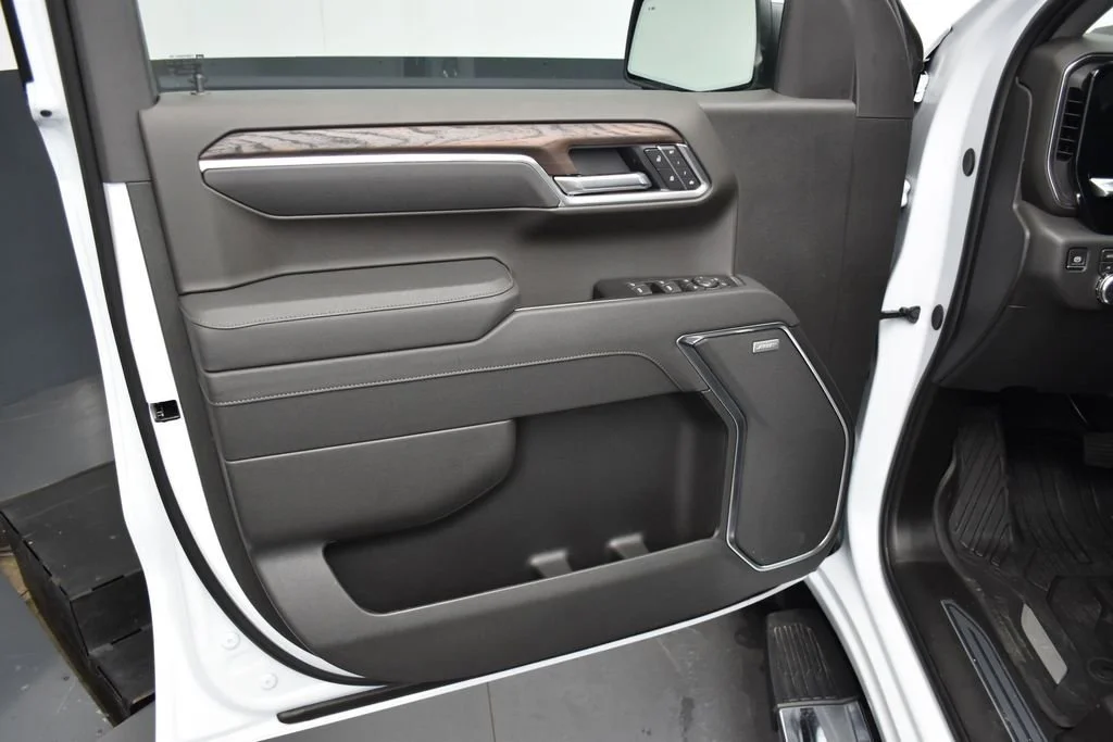 New 2026 Glacier White Tricoat GMC SLT image 19