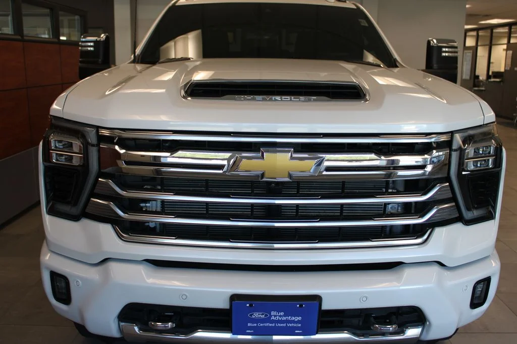 Certified Used 2024 Iridescent Pearl Tricoat Chevrolet High Country image 8