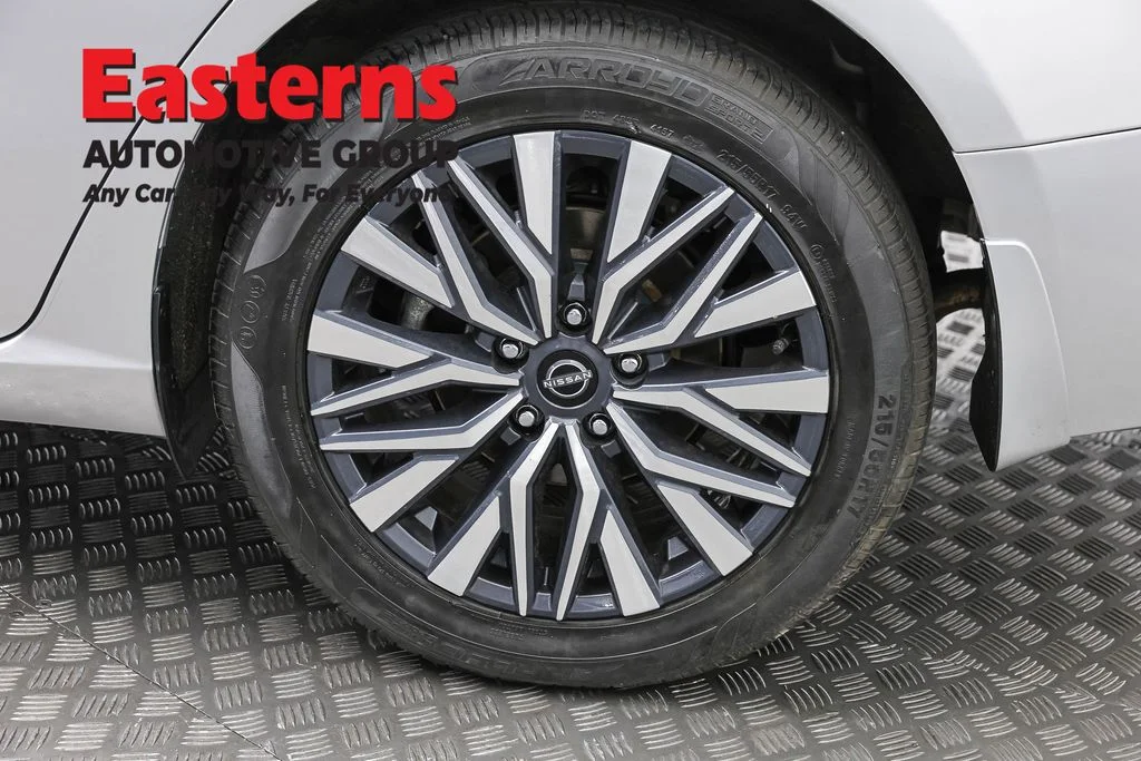 Used 2023 Silver Nissan 2.5 SV image 33