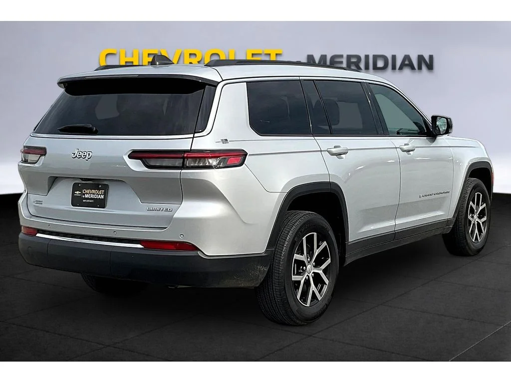 Used 2024  Jeep Limited image 10