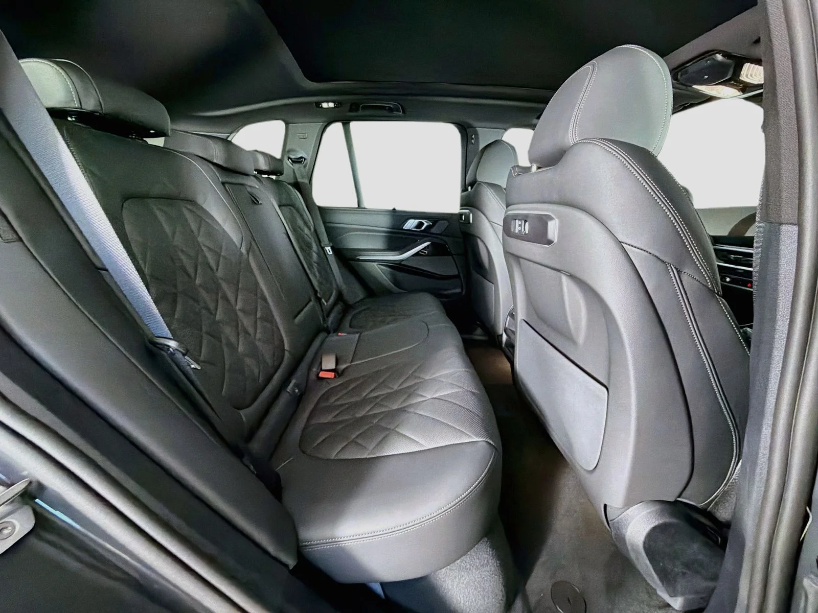 New 2026 Dravit Grey Metallic BMW xDrive50e image 29