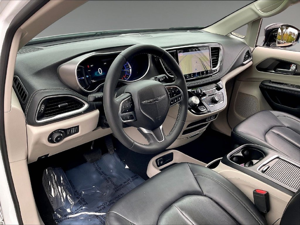 Used 2024 Bright White Clearcoat Chrysler Select image 8