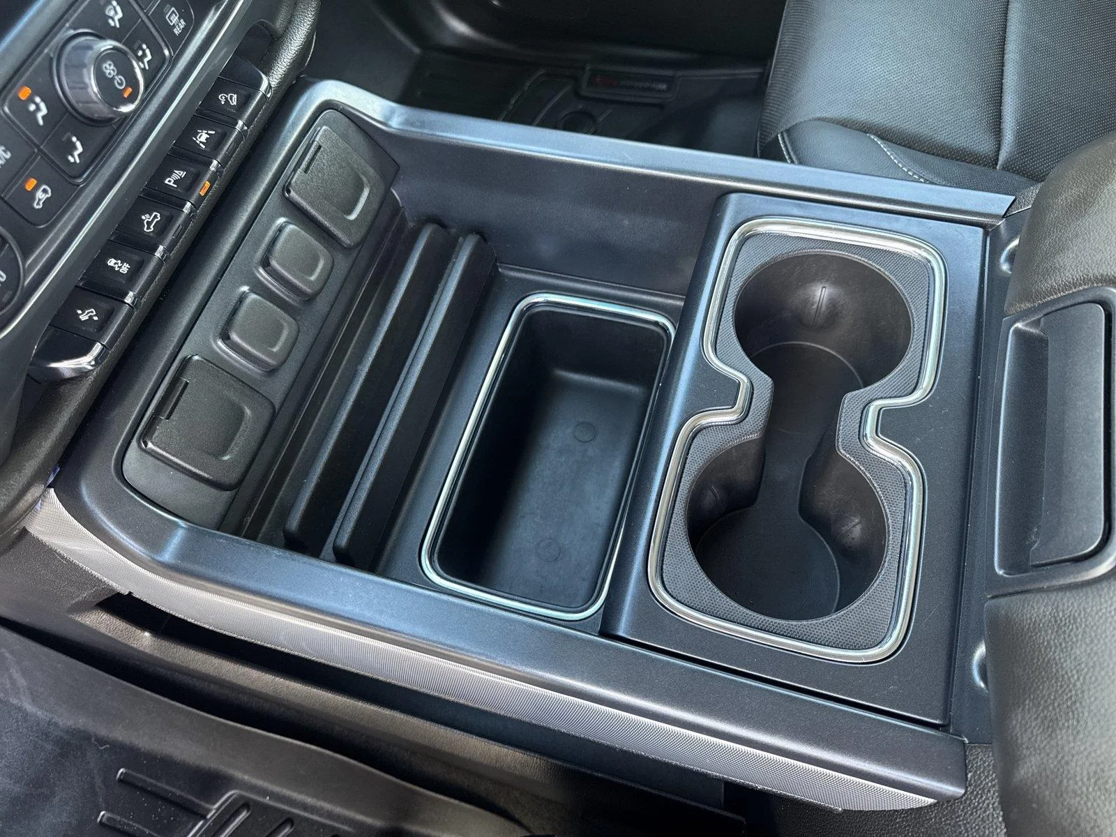 Used 2018 IRIDESCENT PEARL TRICOAT Chevrolet LTZ image 26