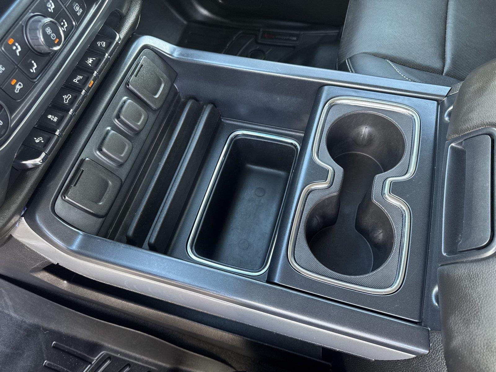 Used 2018 IRIDESCENT PEARL TRICOAT Chevrolet LTZ image 26
