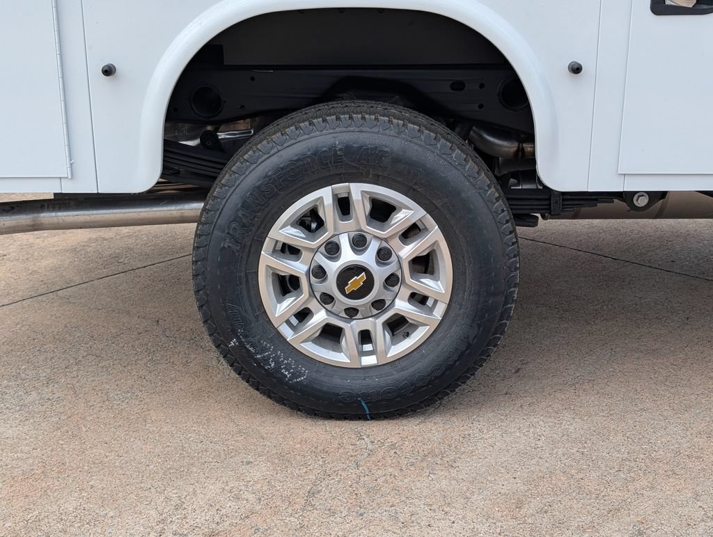 New 2026 Summit White Chevrolet WT image 3
