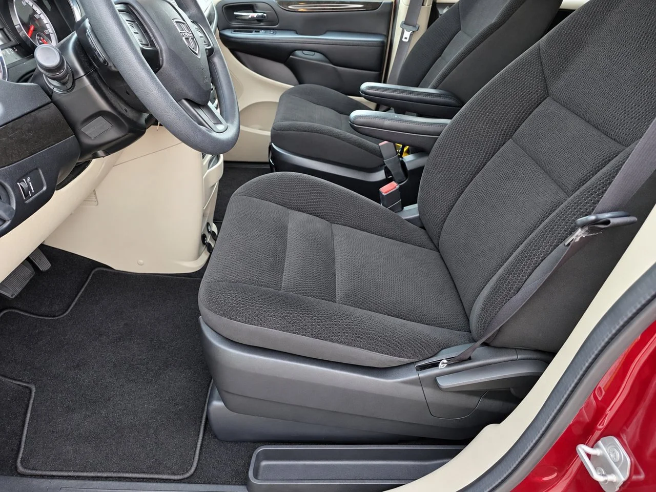 Used 2019 Octane Red Pearlcoat Dodge SE image 12