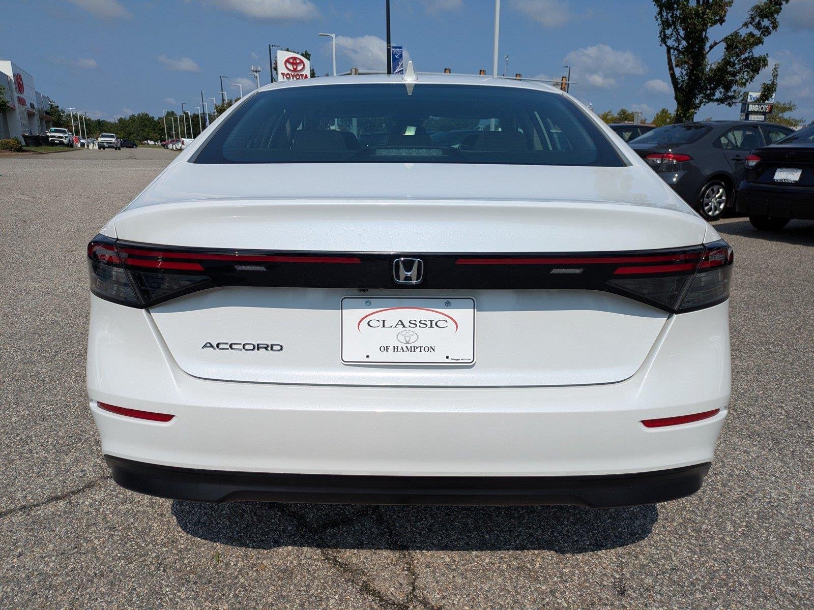 Used 2023 Platinum White Pearl Honda EX image 5