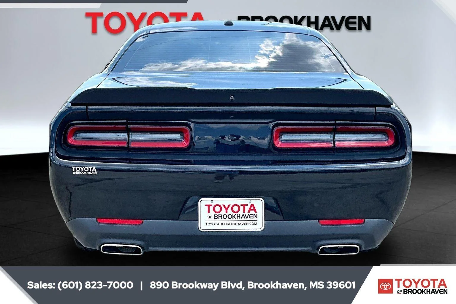 Used 2022 Pitch Black Clearcoat Dodge SXT image 4
