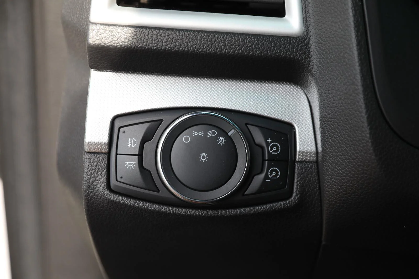 Used 2013 White Platinum Metallic Tri-Coat Ford XLT image 50