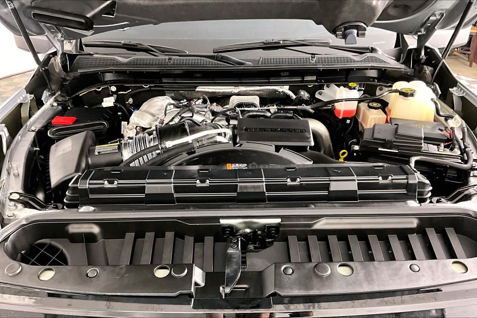 Used 2024 Sterling Metallic GMC AT4 image 31