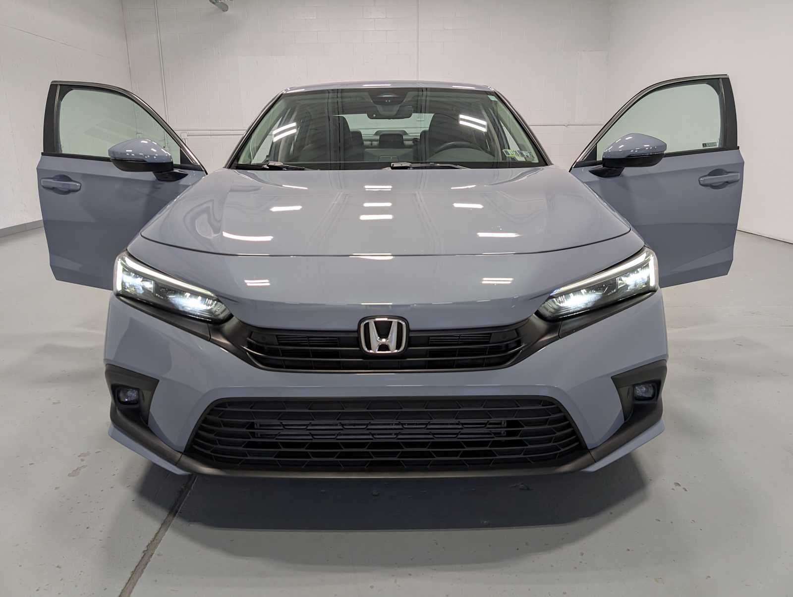 Used 2024 Sonic Gray Pearl Honda Touring image 15