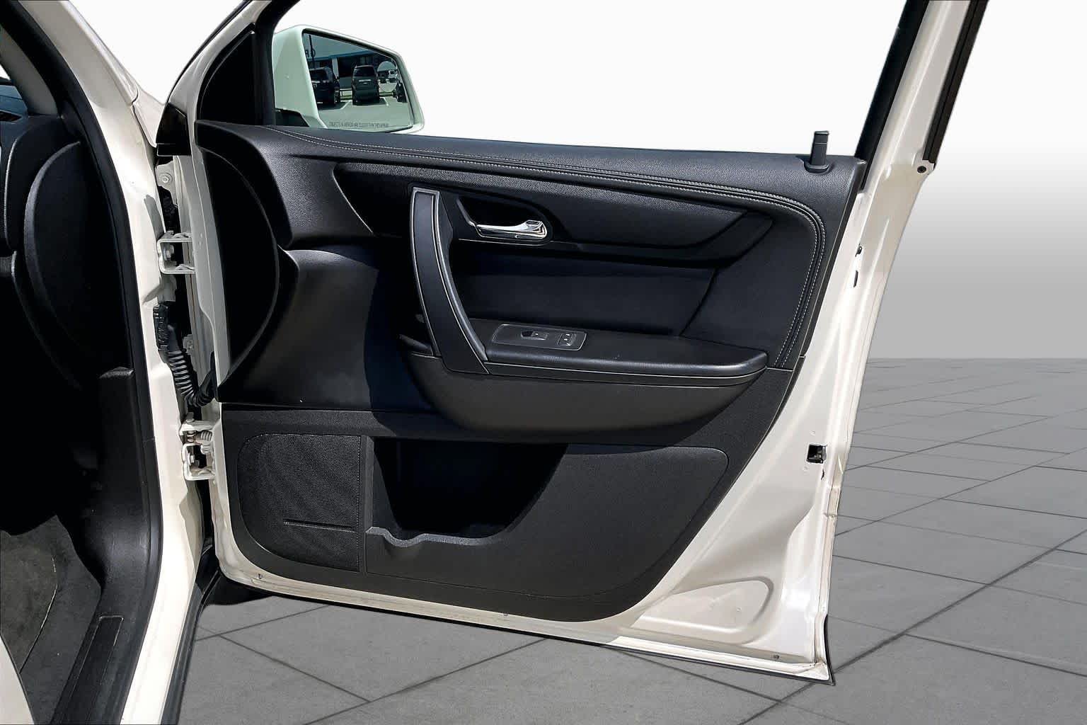 Used 2013 White Diamond Tricoat Chevrolet LT image 22