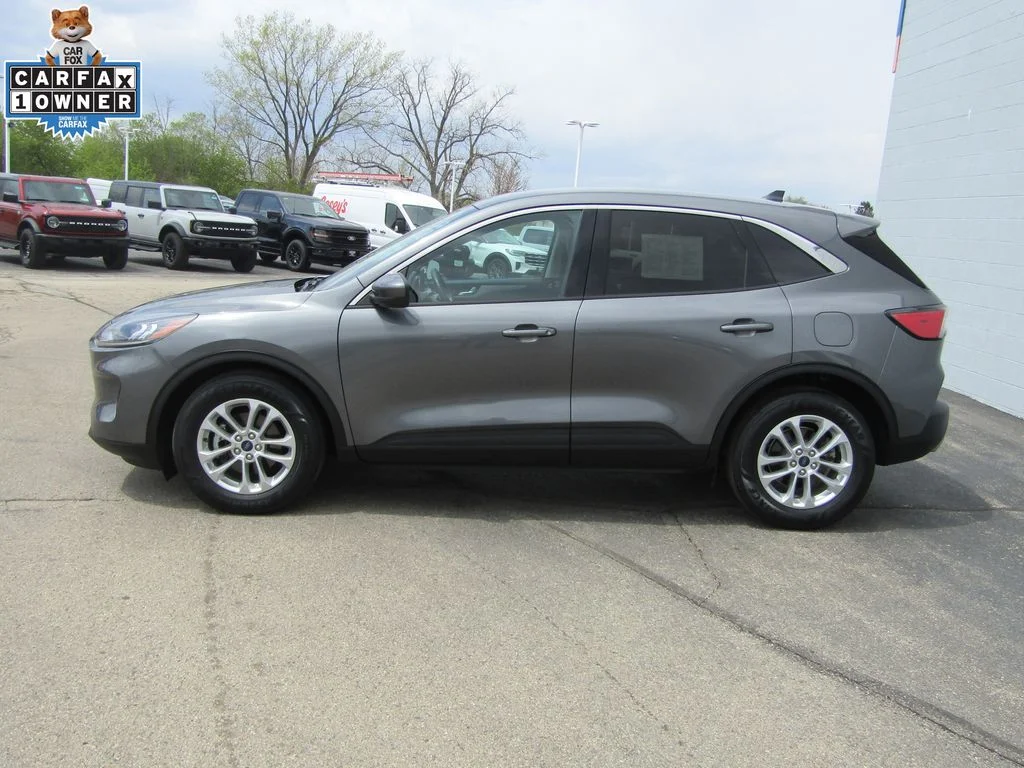 Used 2021 Ford Escape SE with VIN 1FMCU0G65MUA93538 for sale in Racine, WI